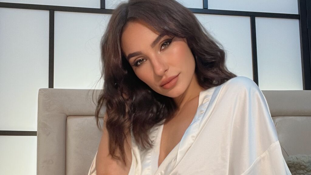 Watch AllegraEssen live on cam at LiveJasmin