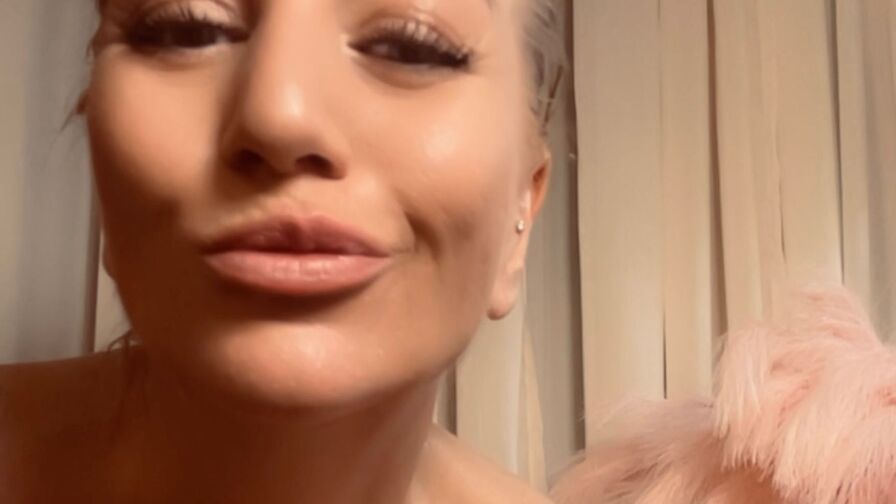AlessaBee's live cam