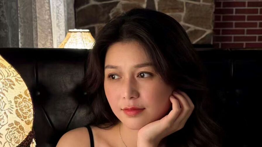 Watch XiaoYuner live on ZS Magazine