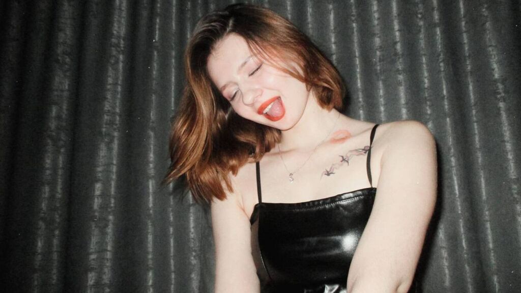 SilverCarleton live cam model at LiveJasmin