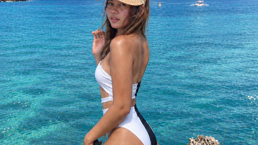 Watch SydneyStone live on Hernude