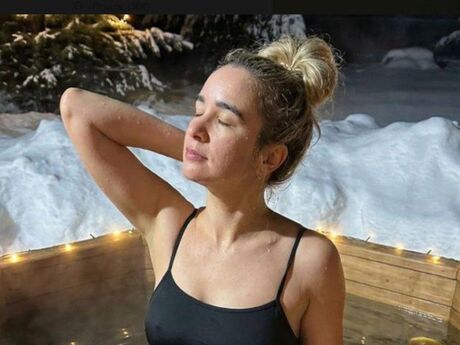 Chat with MonicaGlow