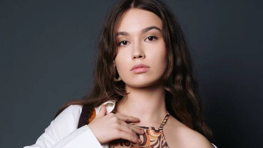 Watch MauraHoese live on ZS Magazine