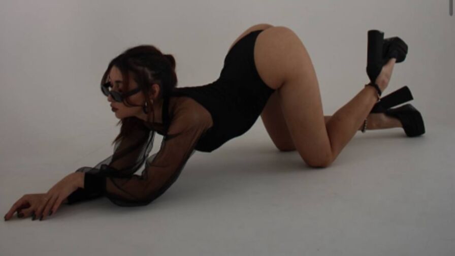 Chat With MallieGillooly Now