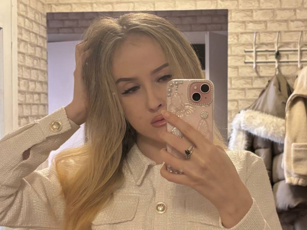 ElmiraMotty webcam model