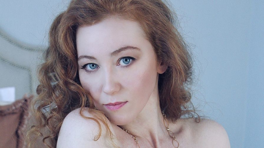 Watch JuliaAlister live on ZS Magazine