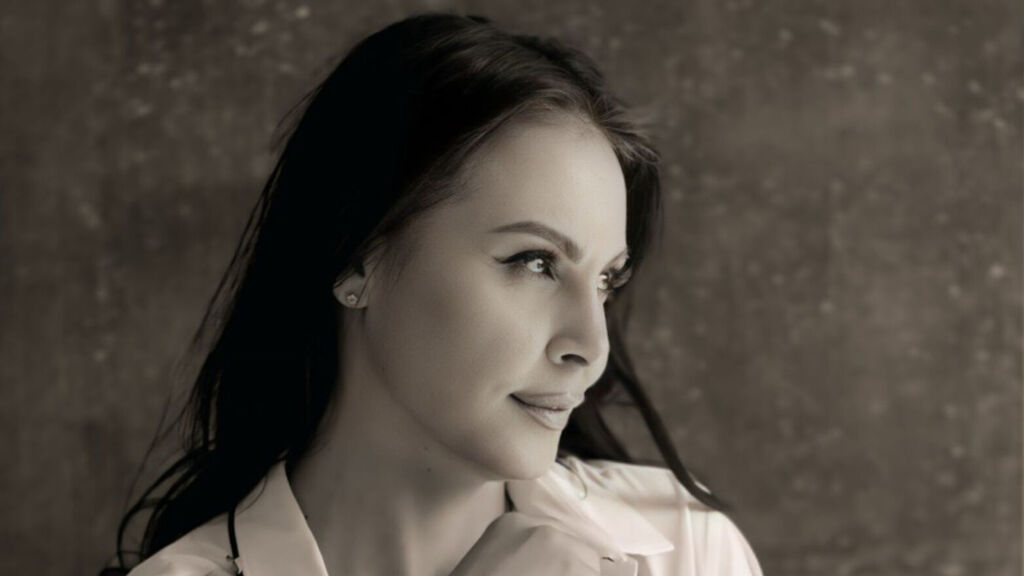 AngelinaKunis live cam model at LiveJasmin