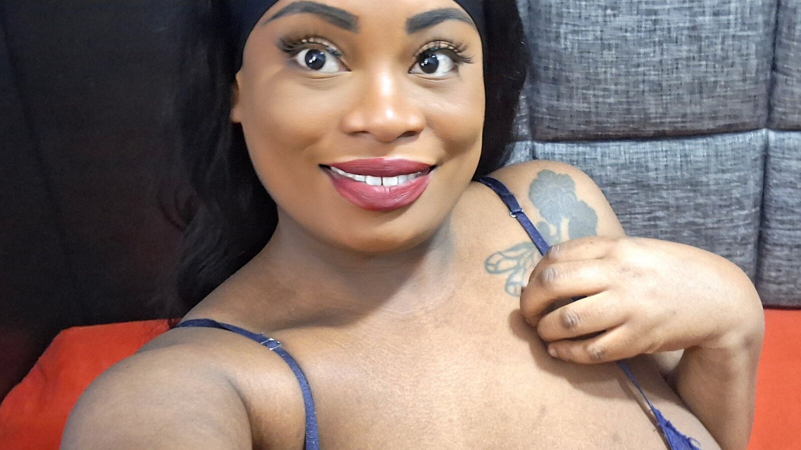 LizJordan erotic portrait