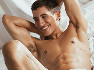EmilioRiv is a webcam model, age 25