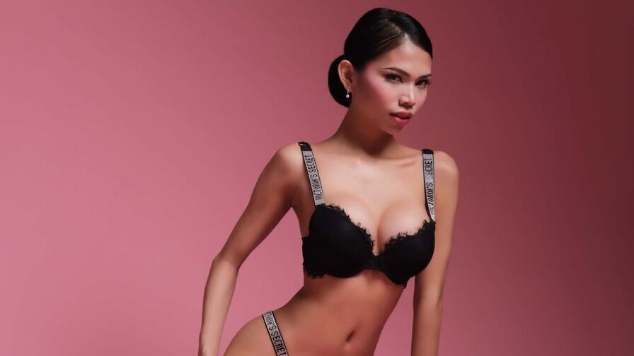 Watch YlianaGivenchy live on Hernude