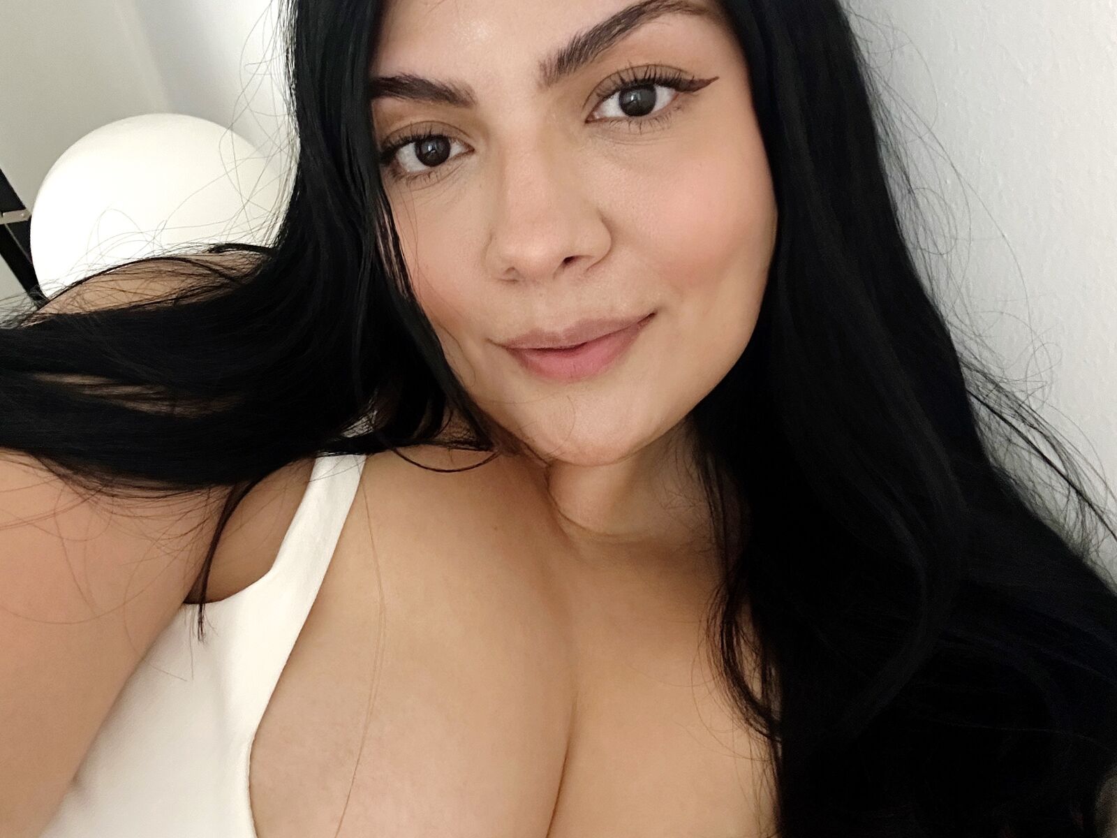 Live cam for LolaPrice