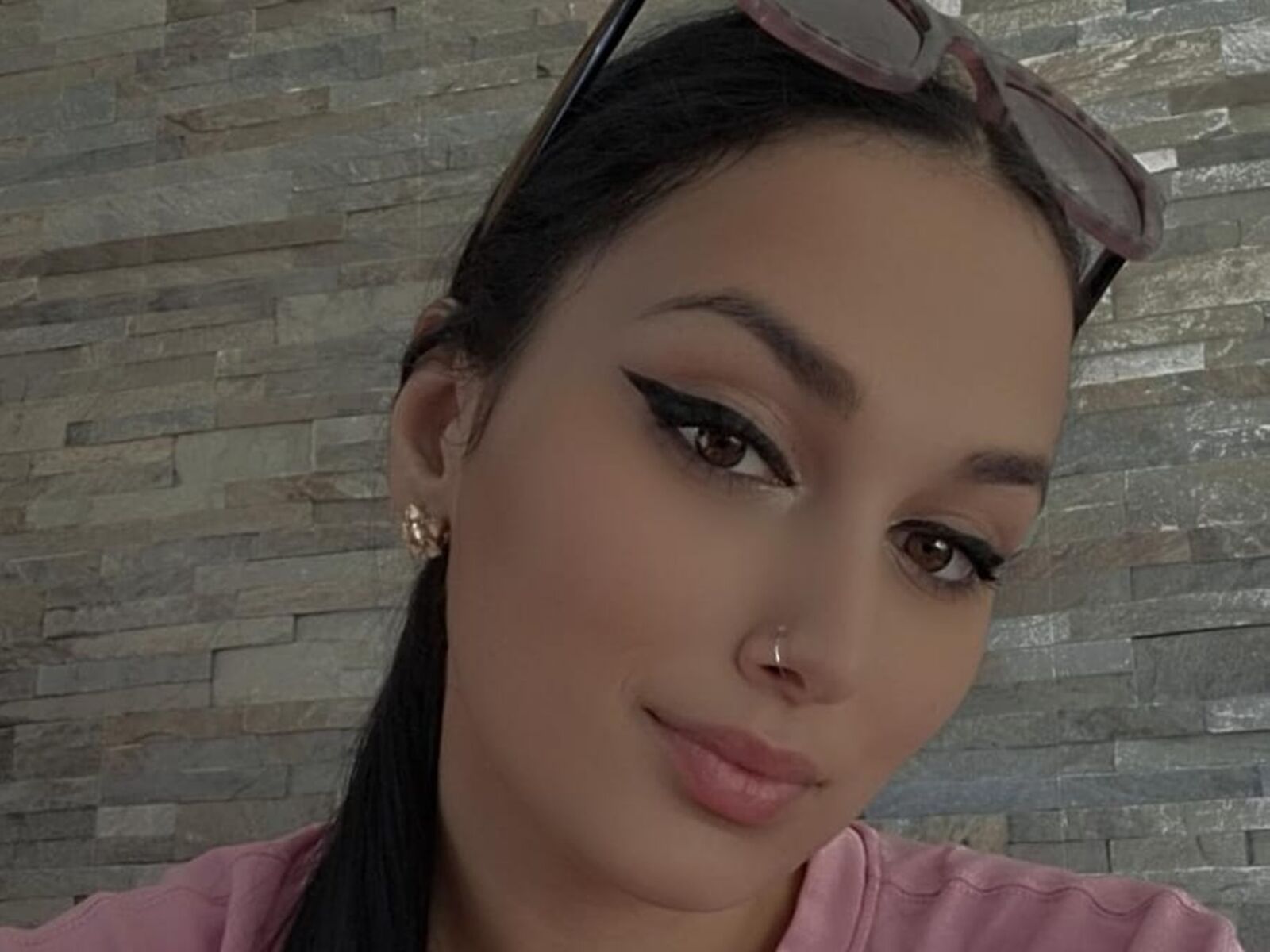 Live cam for MiraBennett
