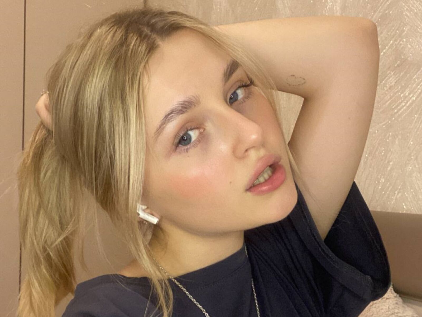Live cam for KimbraHardinger