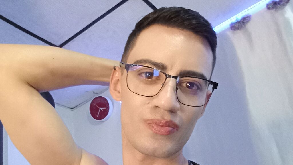 Watch  AngelitoGuerra live on LiveJasmin