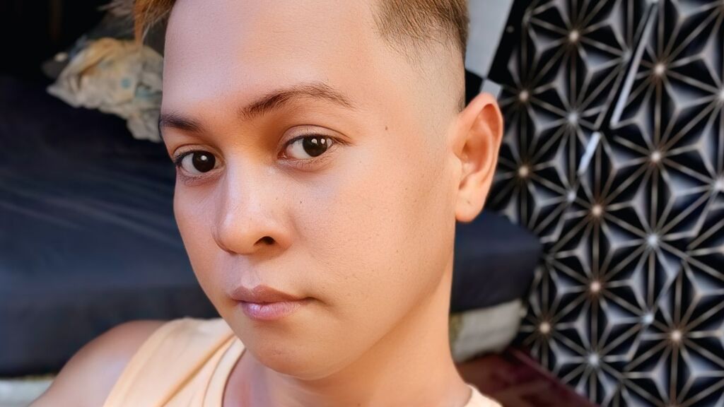 Watch  AlexanderAdjeli live on LiveJasmin