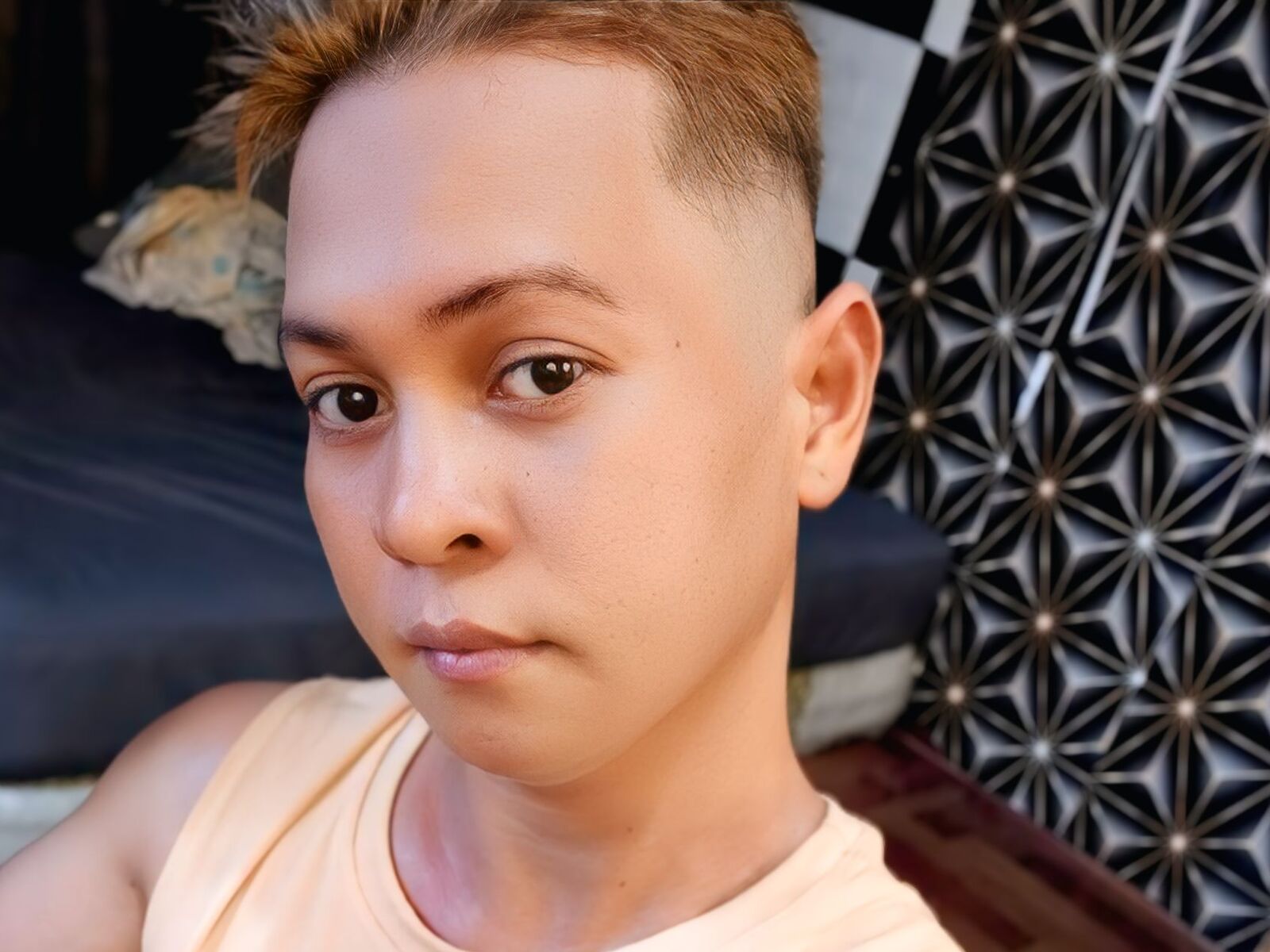 Live cam for AlexanderAdjeli