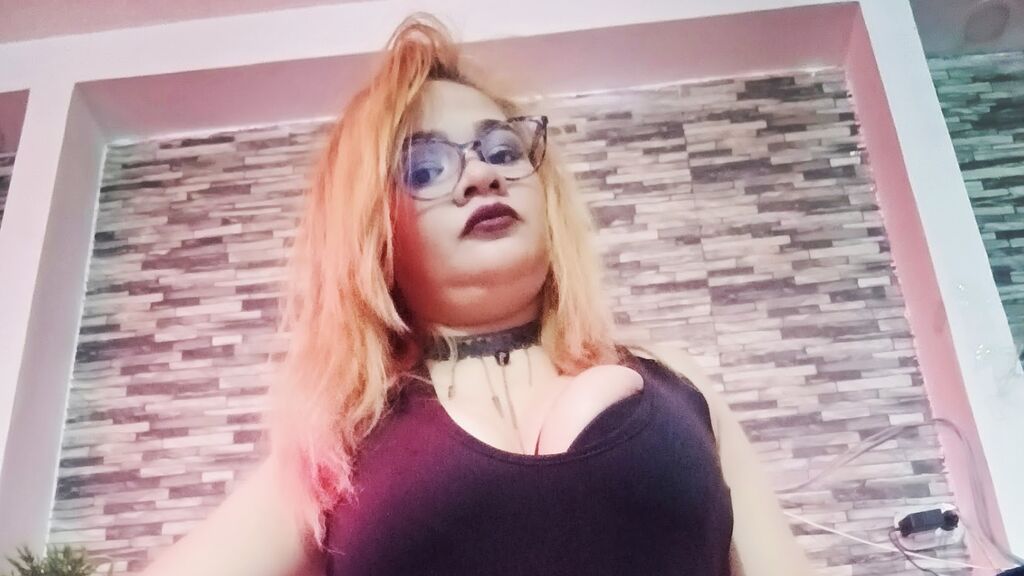 Watch SarahBaratheon live on cam on LiveJasmin