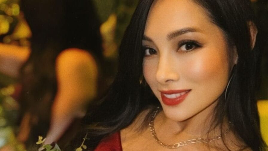 Watch AleskaRousseau live on ZS Magazine
