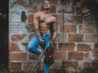 KenMcLean is a webcam model from Colombia age 29