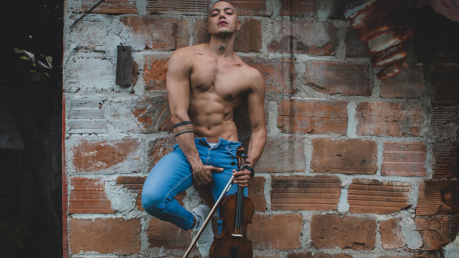 Watch KenMcLean live on Hernude
