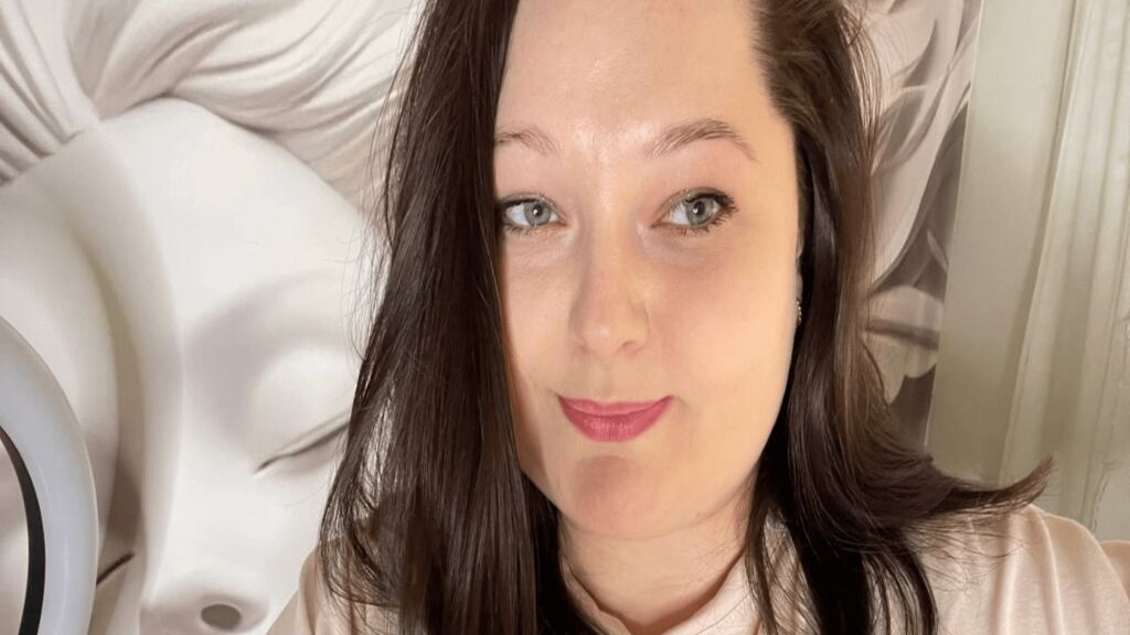 CarlotaPeach live cam model at LiveJasmin