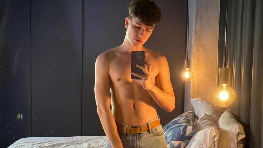 Watch AdrianMorelli on AsianSexSite.net