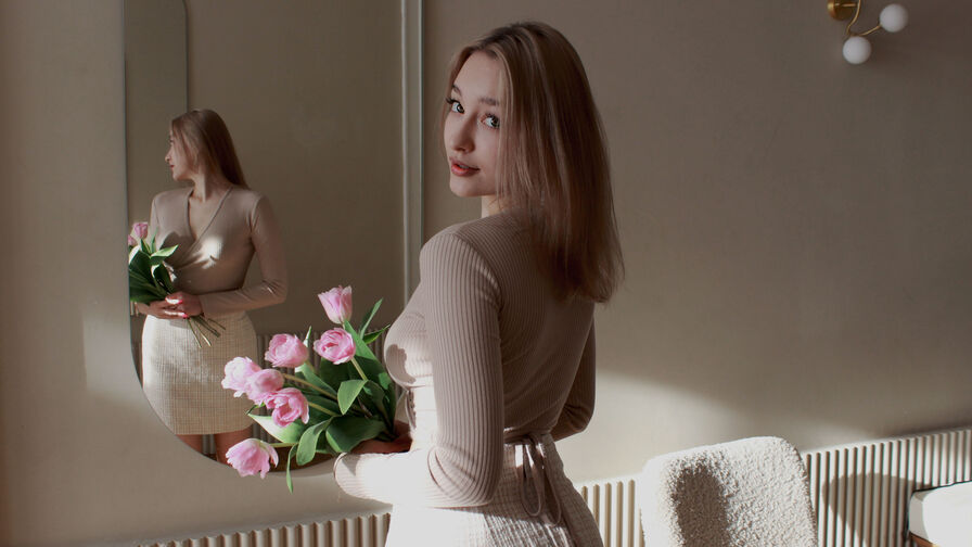 Watch ChristinaCartier live on ZS Magazine