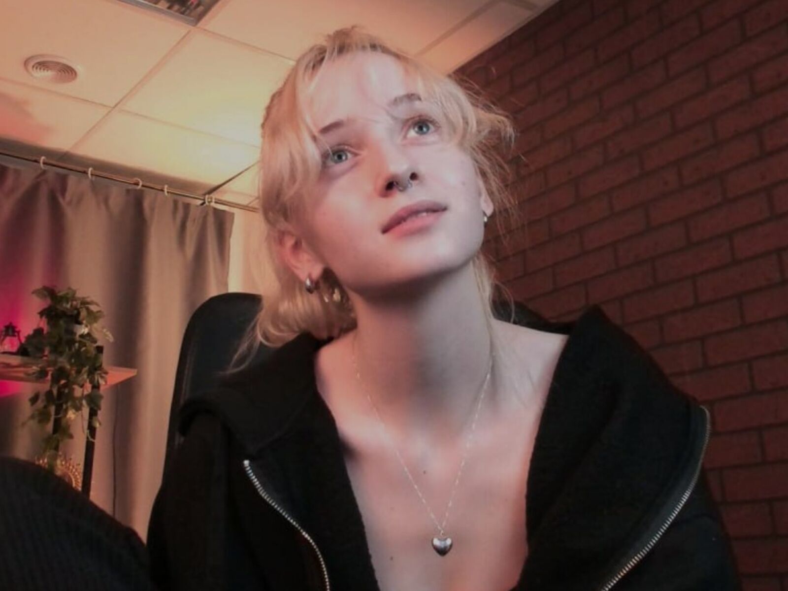 Live cam for OddieFamiliar