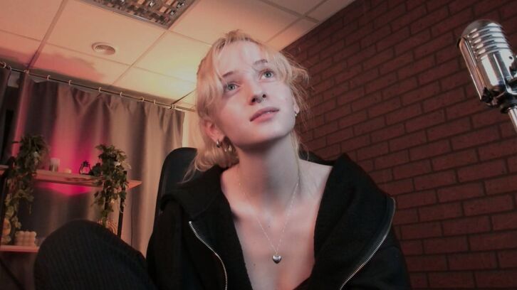 OddieFamiliar live webcam show