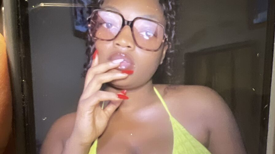 Watch MakyDina live on ZS Magazine