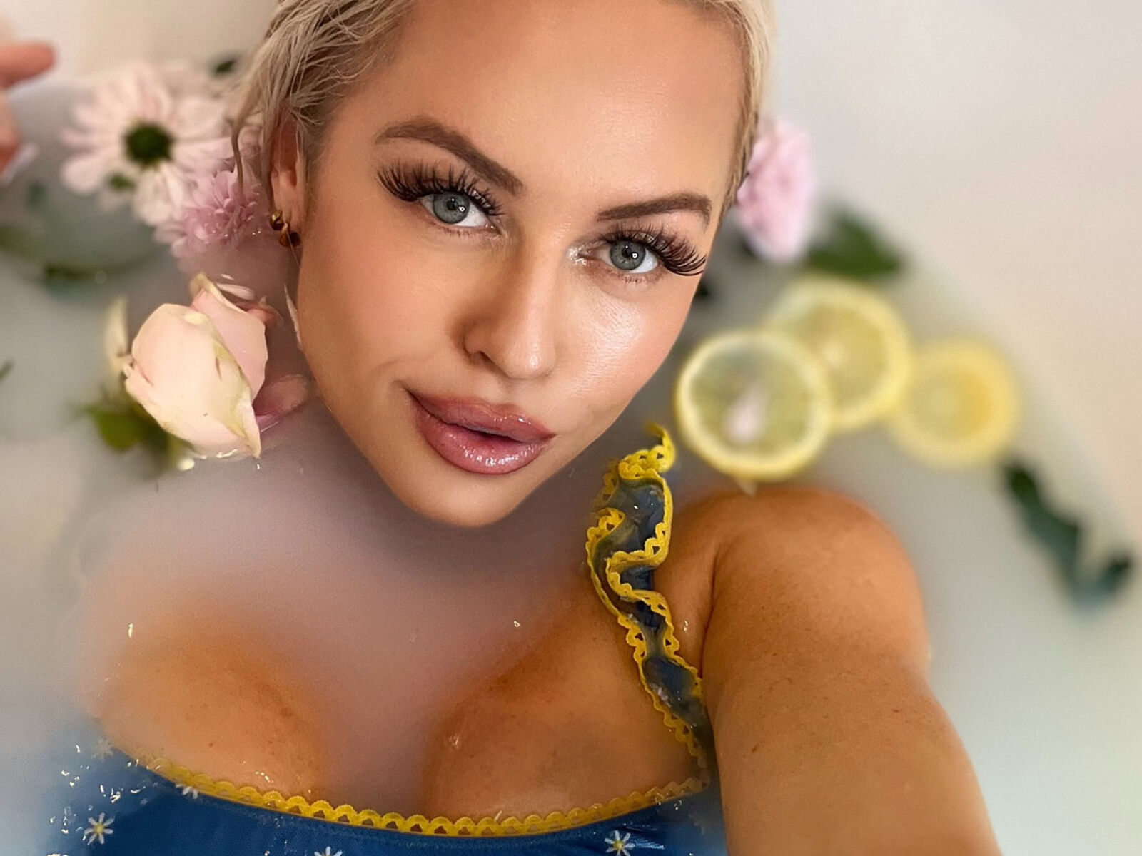 Live cam for IsabellaSaturn
