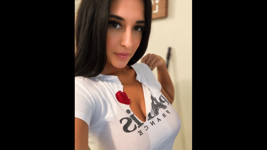 Watch HollyComming’s Cam Show Live
