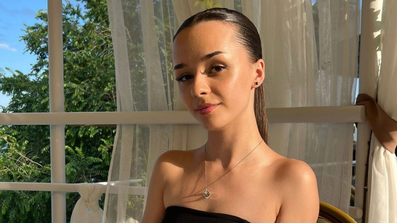 AngelinaWave erotic portrait