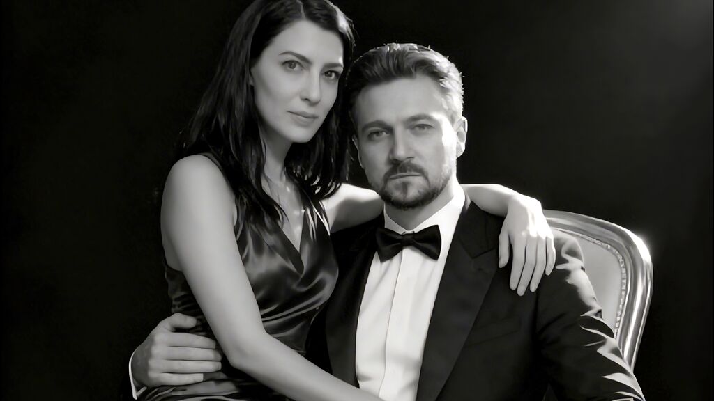 AdelleandCrish Live Cam on LiveJasmin