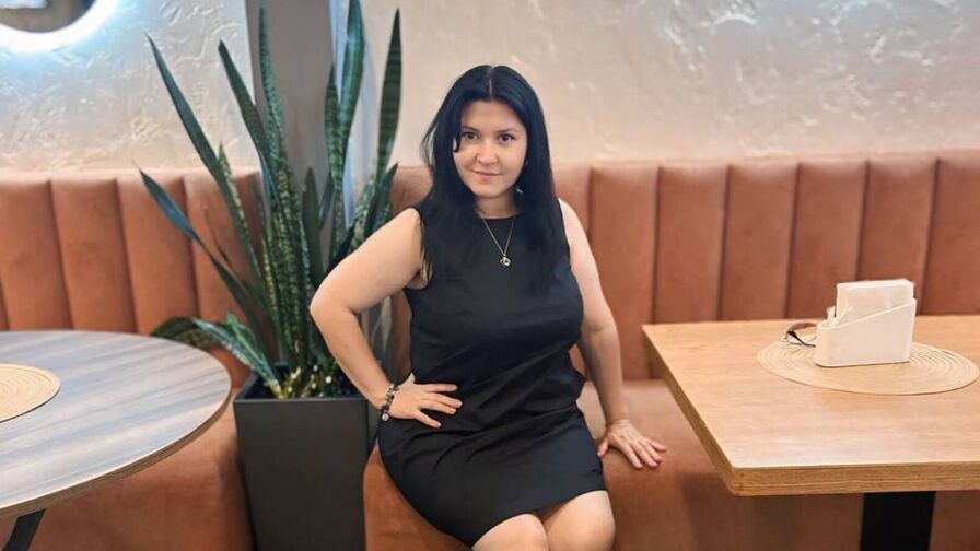 LuisaMiller, live now on LiveJasmin