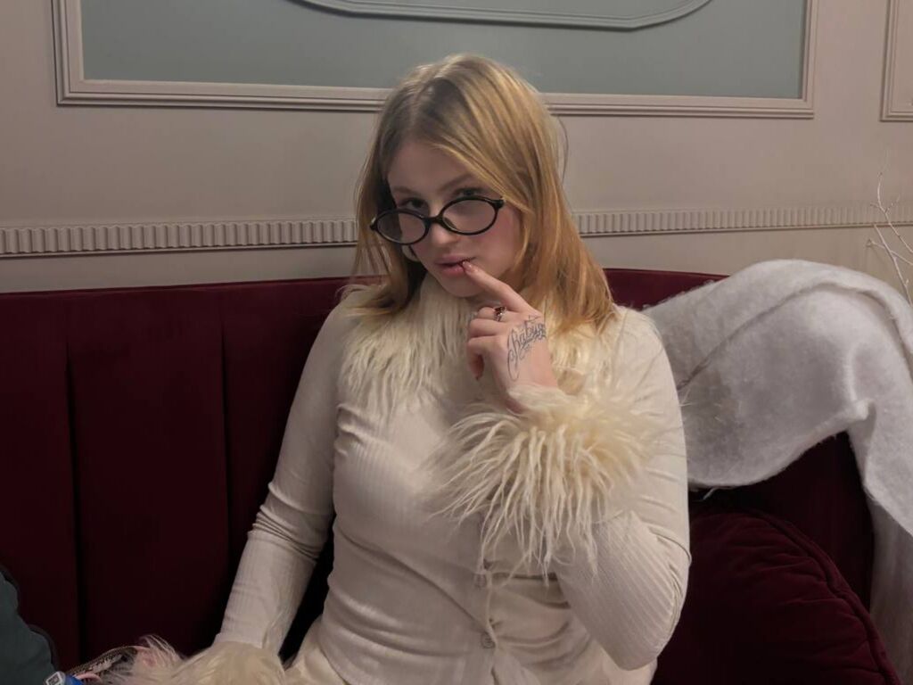 LanaCouture's live cam