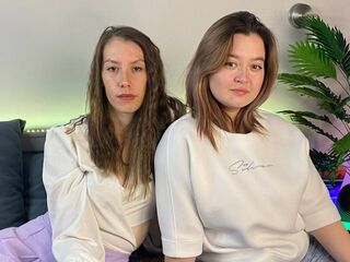 WillaAndAlodie's live cam