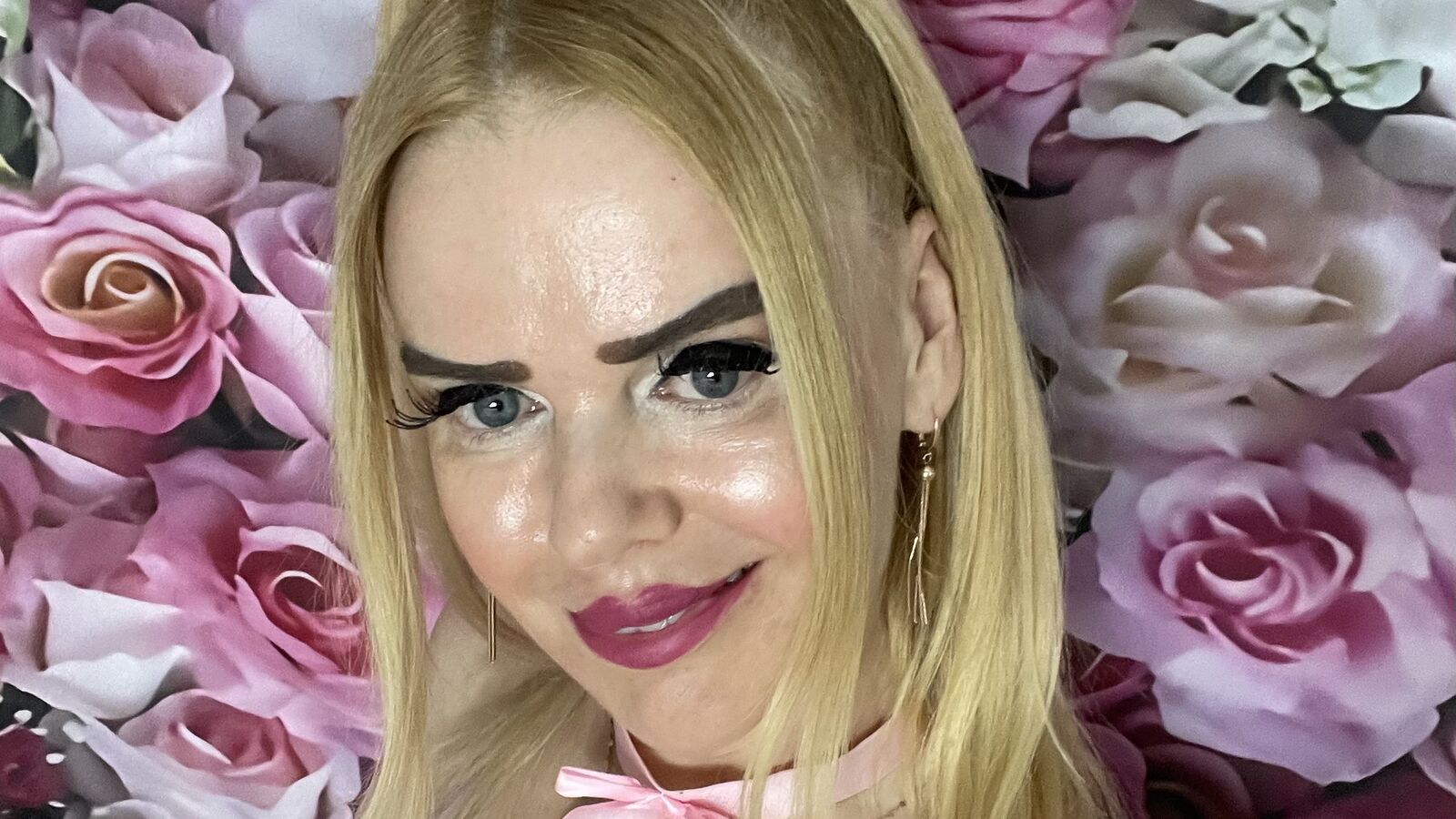PinkNiclolleta erotic portrait