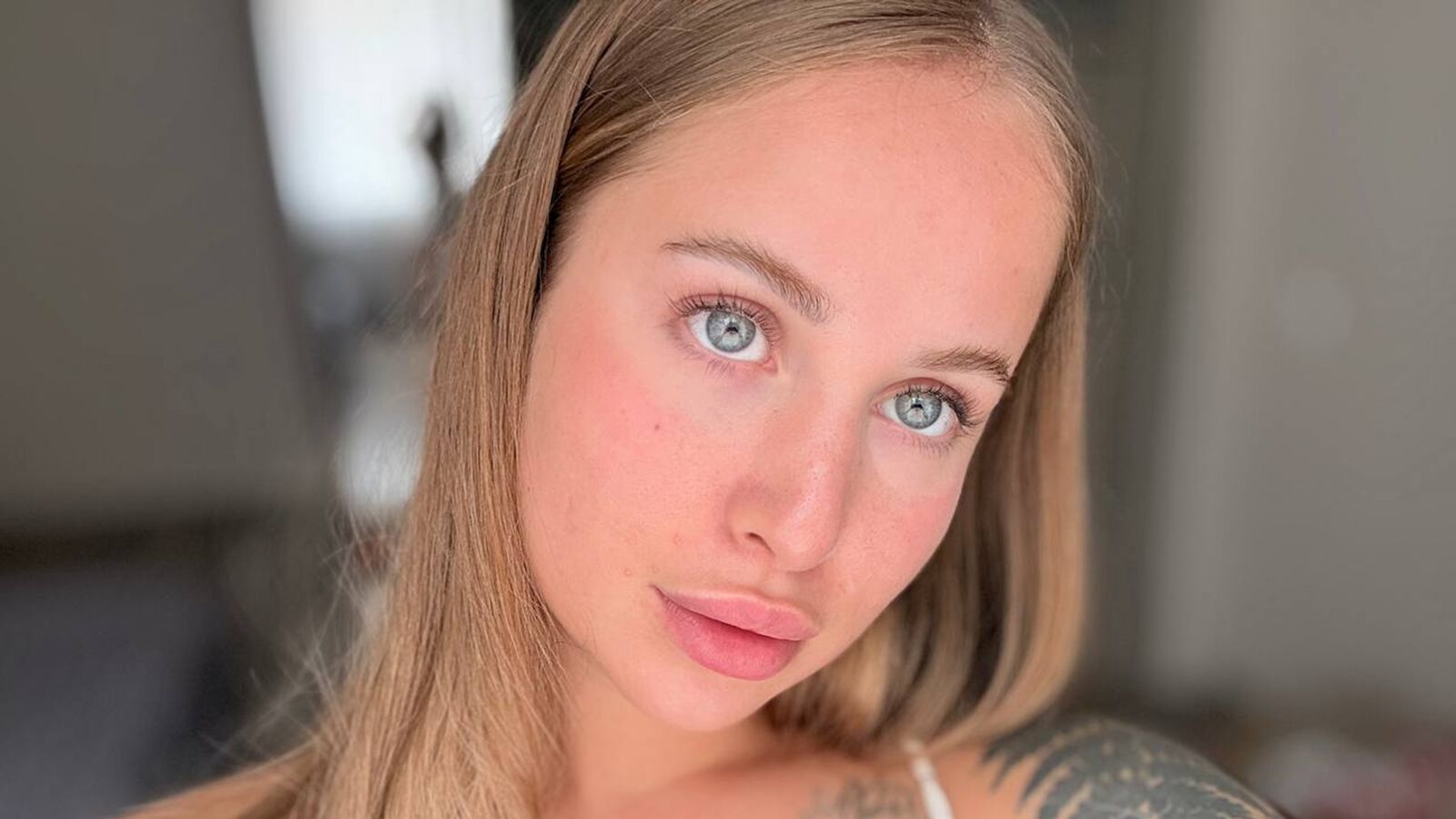 MickyBlush erotic portrait