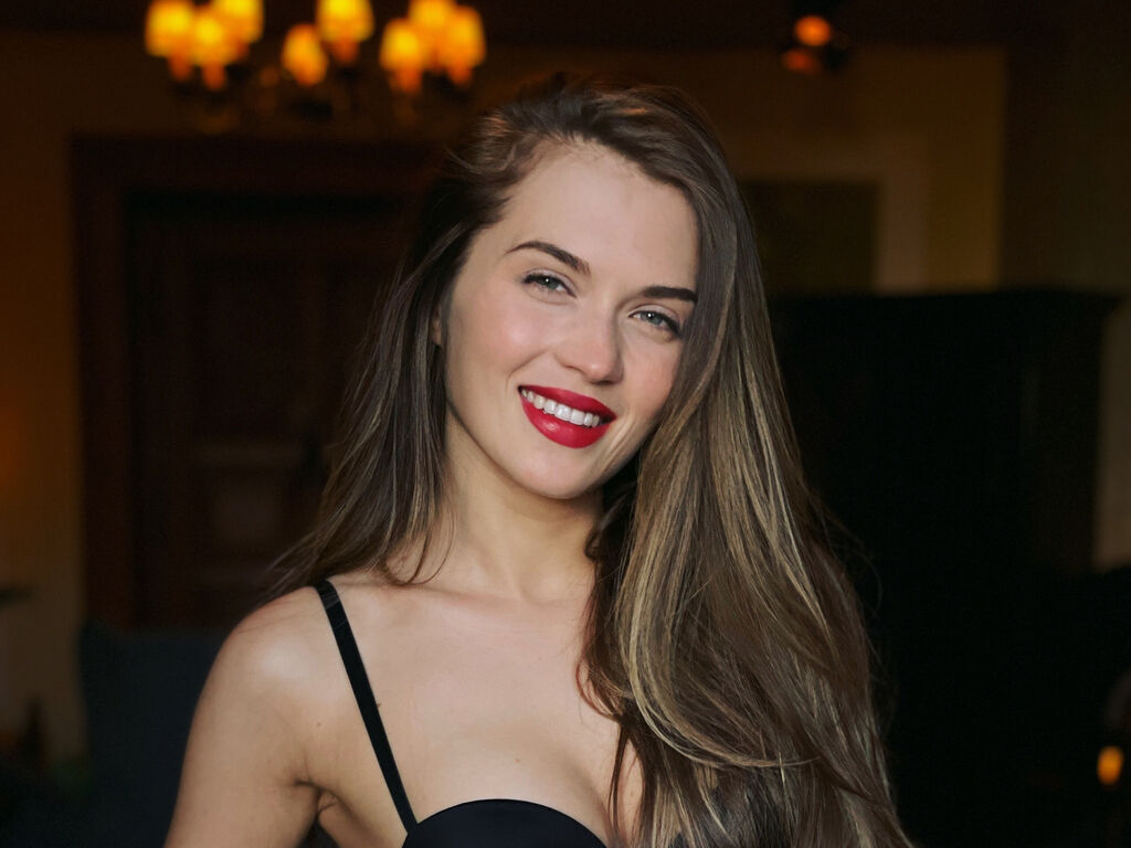 QuinnTakara webcam model profile image