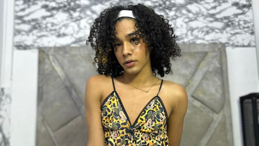 Watch SkyeJhones live on Hernude