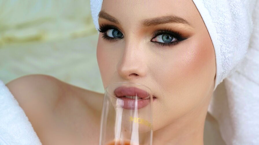 Watch HannahHollis live on ZS Magazine