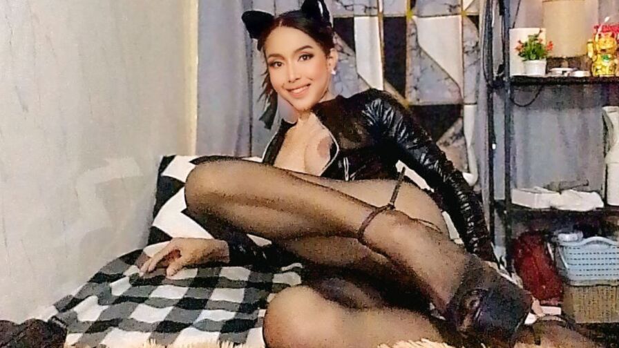 Watch MichaelaKatalina live on Hernude