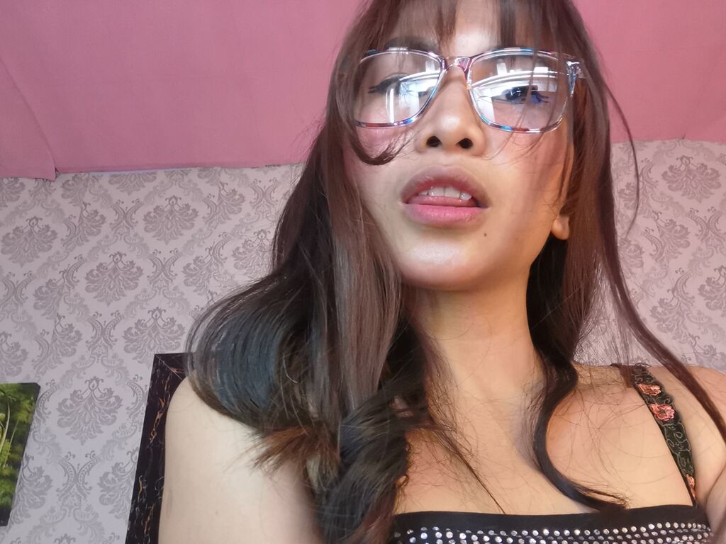 KimikoSnow LiveJasmin model room profile