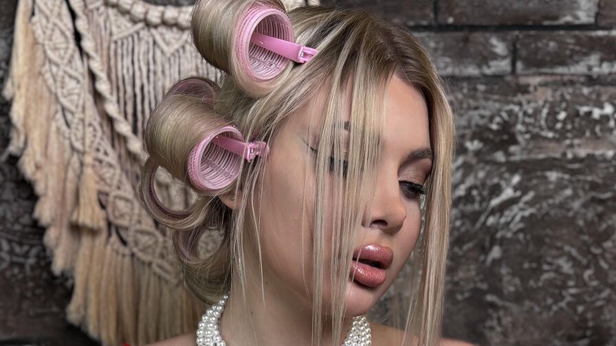 Watch HyileyClark live on ZS Magazine