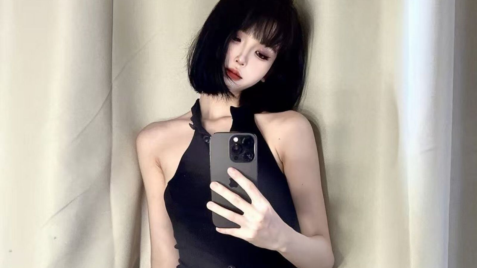 LianaWuy erotic portrait