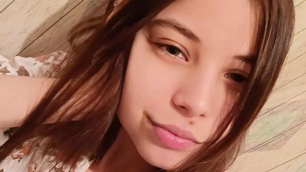 Sex chat gratuit in direct cu RowenaEllender pe LiveJasmin