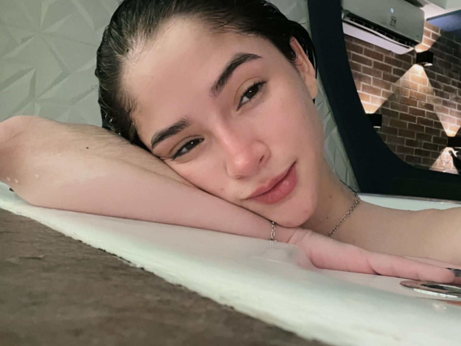 Live cam for CamilaMalkovich