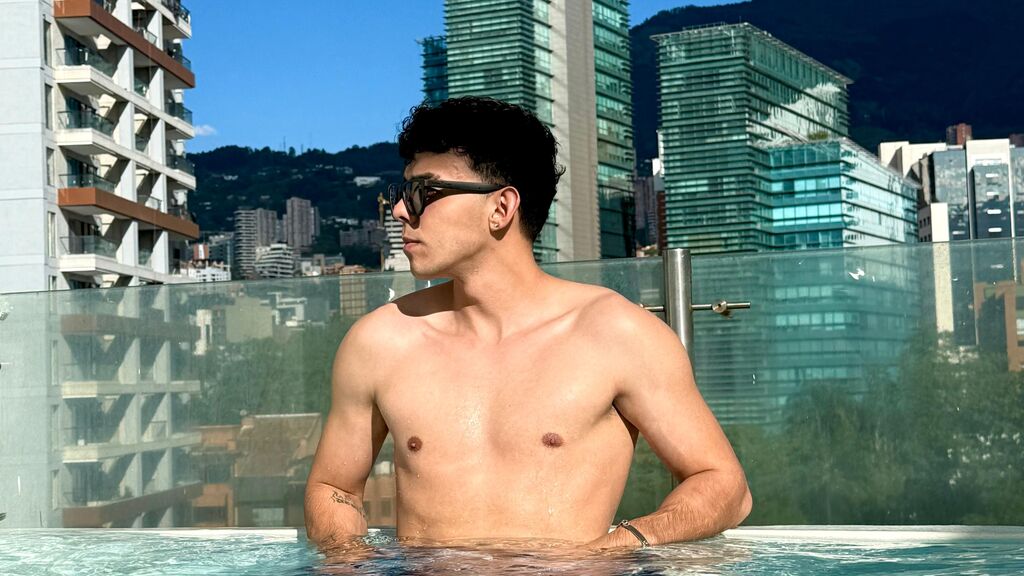 Watch NicolasMoreti live on cam on LiveJasmin