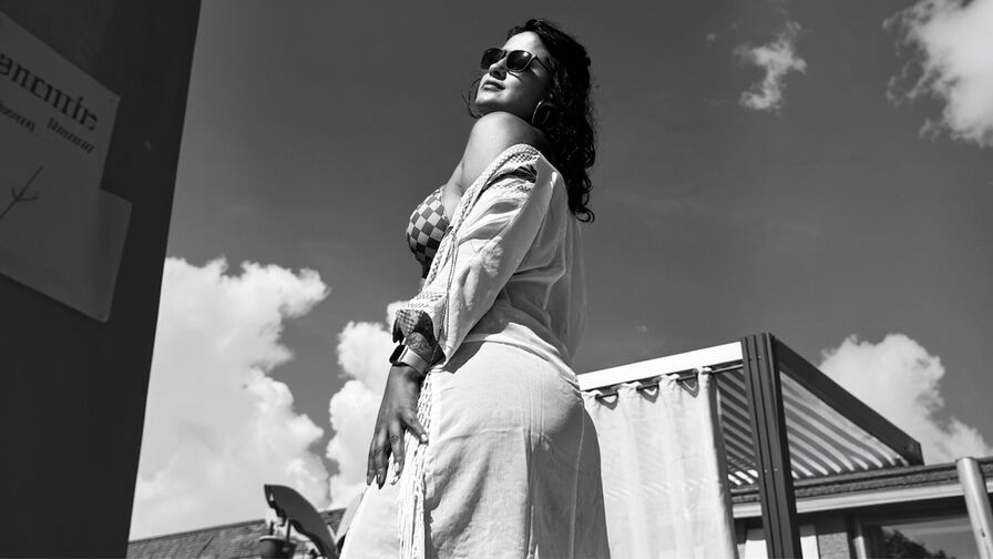 Watch JulianaNavarro live on ZS Magazine